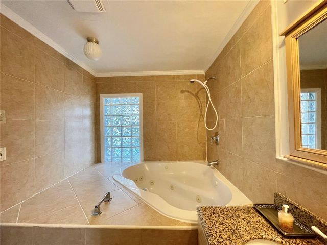 Продажа дома по адресу 1478 NE 56th St - фото 6166108