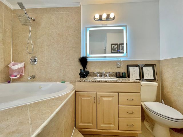 Продажа дома по адресу 1478 NE 56th St - фото 6166109