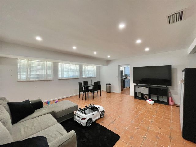 Продажа дома по адресу 1478 NE 56th St - фото 6166110