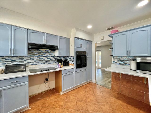 Продажа дома по адресу 1478 NE 56th St - фото 6166112