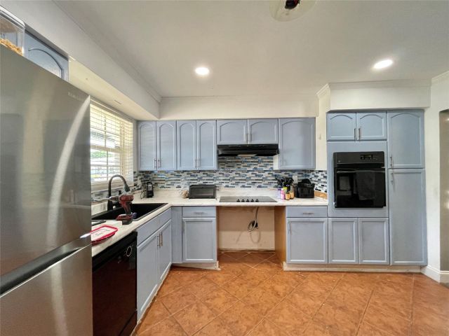 Продажа дома по адресу 1478 NE 56th St - фото 6166114