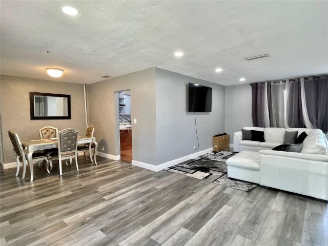 Продажа дома по адресу 1478 NE 56th St - фото 6166116