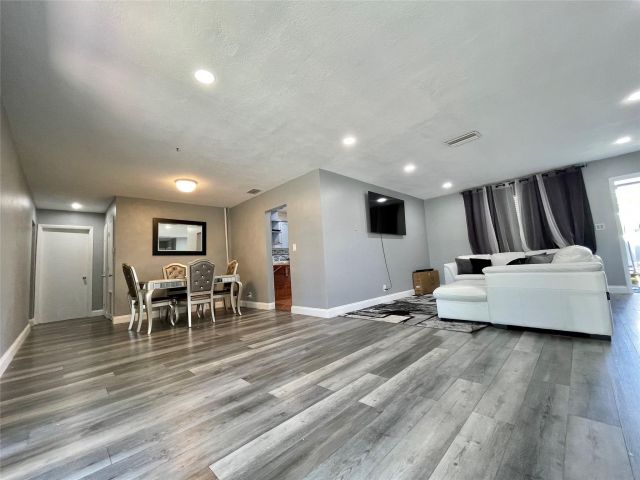 Продажа дома по адресу 1478 NE 56th St - фото 6166117