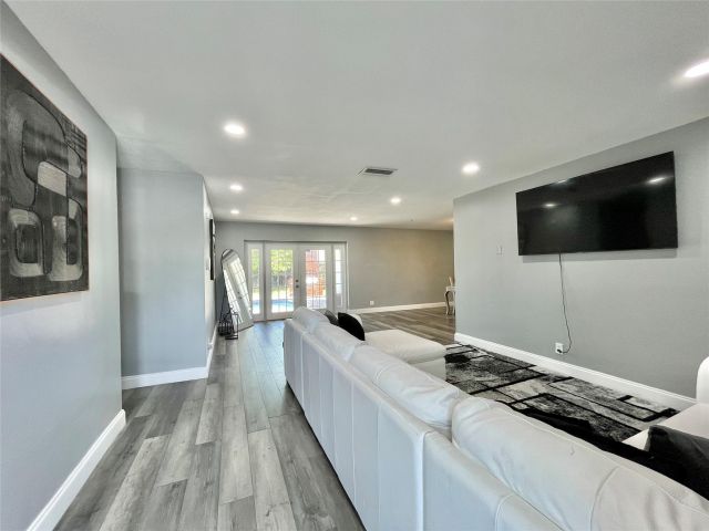 Продажа дома по адресу 1478 NE 56th St - фото 6166118