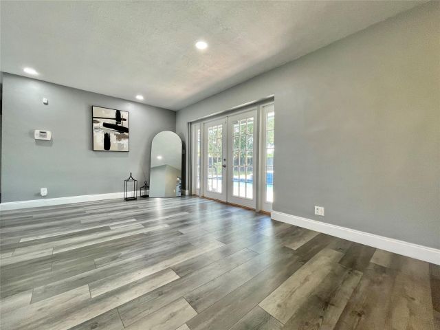 Продажа дома по адресу 1478 NE 56th St - фото 6166120