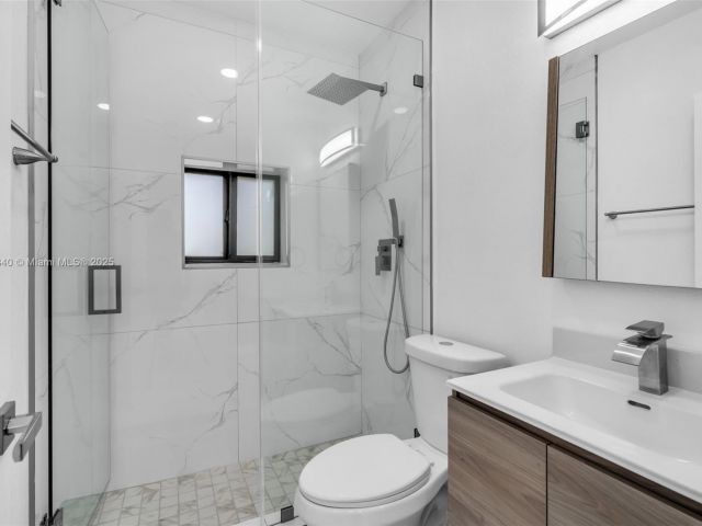 Продажа дома по адресу 1010 NE 140th St - фото 6224032