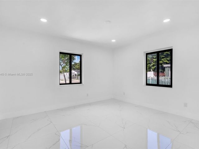 Продажа дома по адресу 1010 NE 140th St - фото 6224034