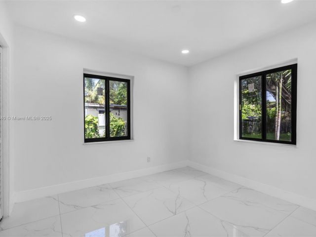 Продажа дома по адресу 1010 NE 140th St - фото 6224035