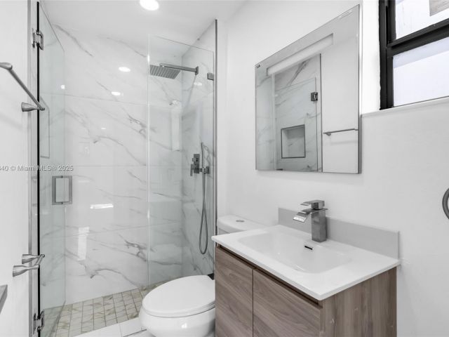 Продажа дома по адресу 1010 NE 140th St - фото 6224037