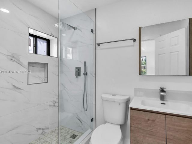 Продажа дома по адресу 1010 NE 140th St - фото 6224038