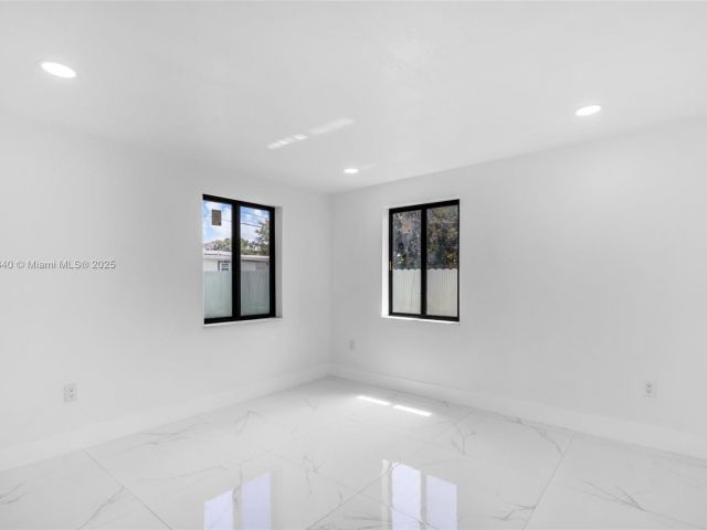 Продажа дома по адресу 1010 NE 140th St - фото 6224040