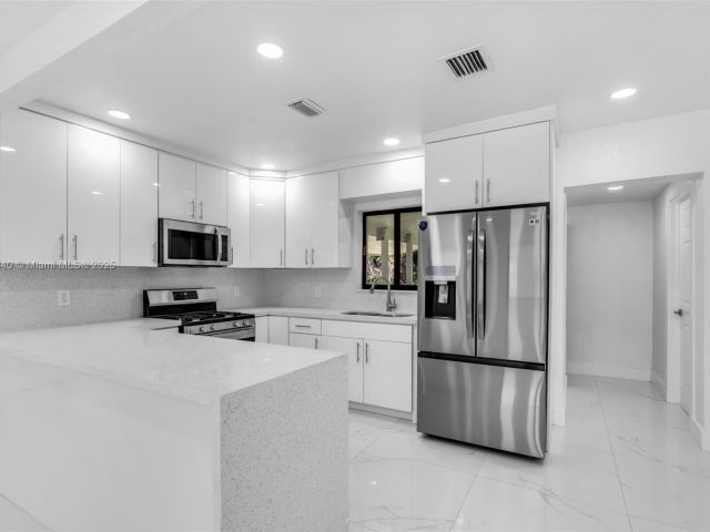 Продажа дома по адресу 1010 NE 140th St - фото 6224042