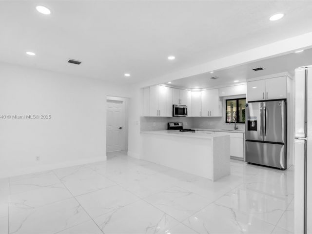 Продажа дома по адресу 1010 NE 140th St - фото 6224043