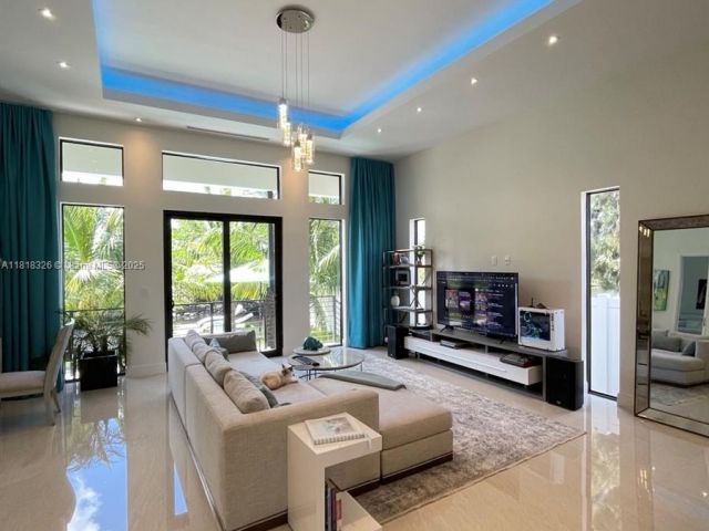 Продажа дома по адресу 1951 SW 28th Ave - фото 6135009