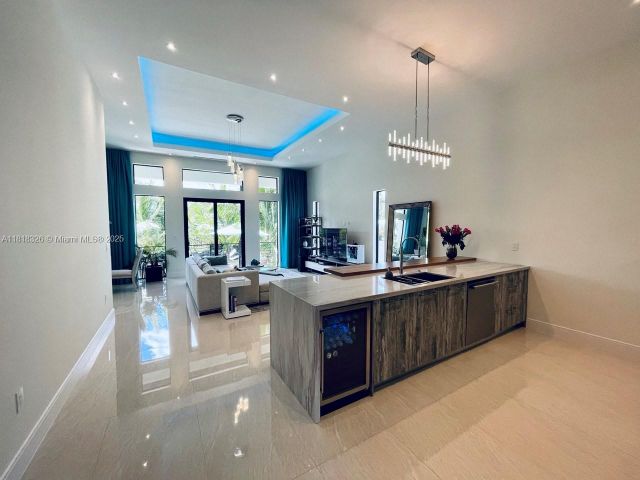 Продажа дома по адресу 1951 SW 28th Ave - фото 6135010