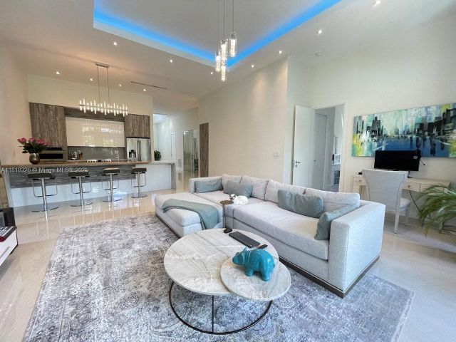 Продажа дома по адресу 1951 SW 28th Ave - фото 6135011