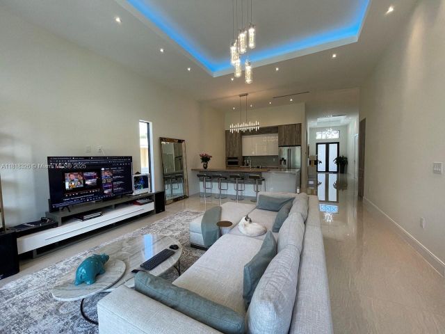 Продажа дома по адресу 1951 SW 28th Ave - фото 6135012