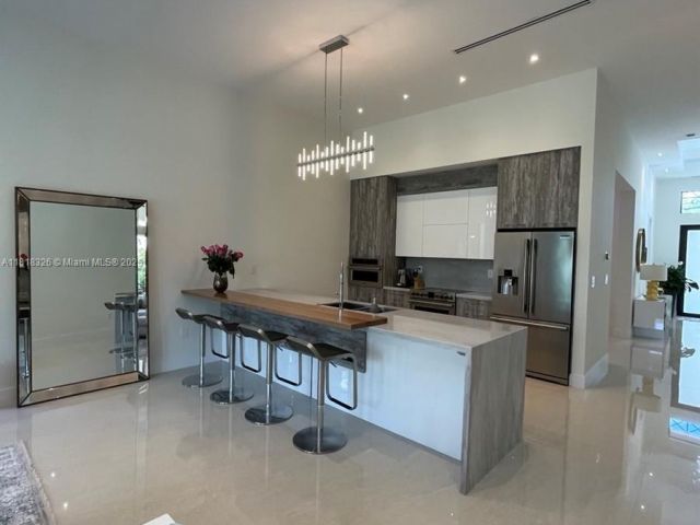 Продажа дома по адресу 1951 SW 28th Ave - фото 6135013