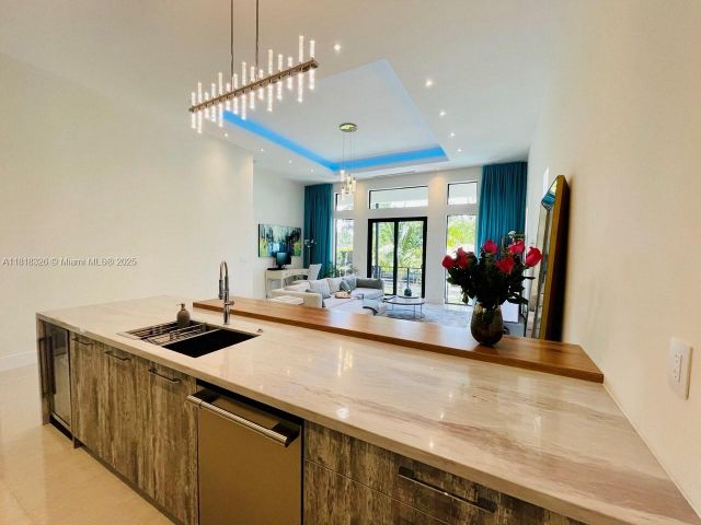 Продажа дома по адресу 1951 SW 28th Ave - фото 6135014