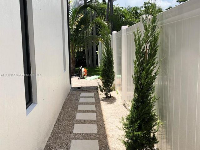 Продажа дома по адресу 1951 SW 28th Ave - фото 6135015