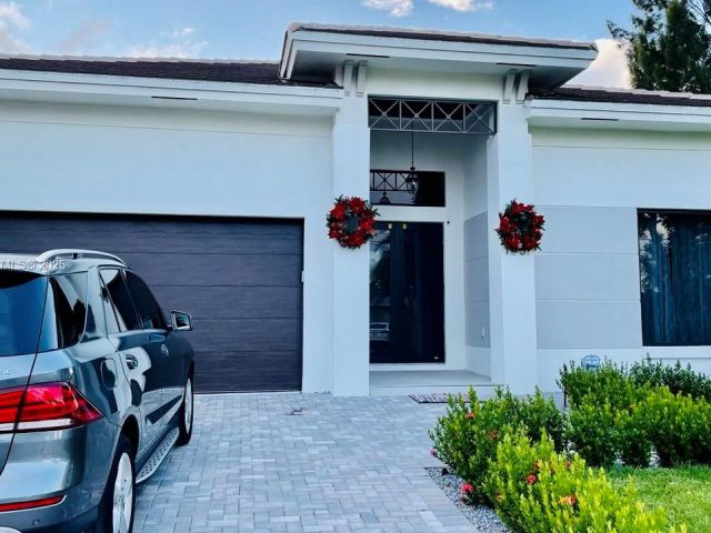 Продажа дома по адресу 1951 SW 28th Ave - фото 6135021