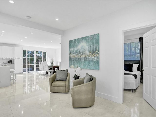 Продажа дома по адресу 1350 Hollywood Blvd - фото 6143536