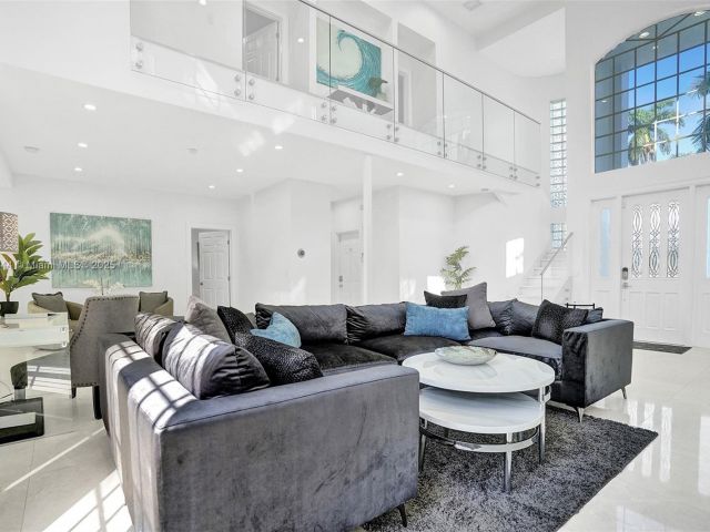 Продажа дома по адресу 1350 Hollywood Blvd - фото 6143538