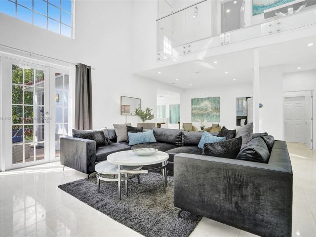 Продажа дома по адресу 1350 Hollywood Blvd - фото 6143539