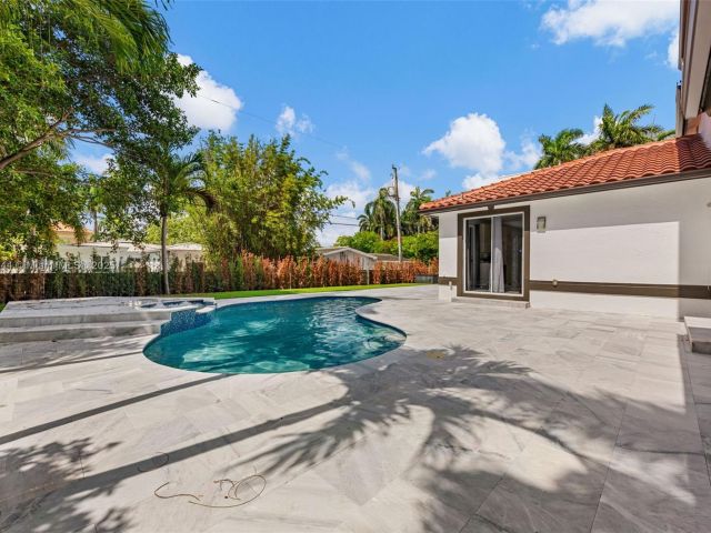 Продажа дома по адресу 1350 Hollywood Blvd - фото 6143542