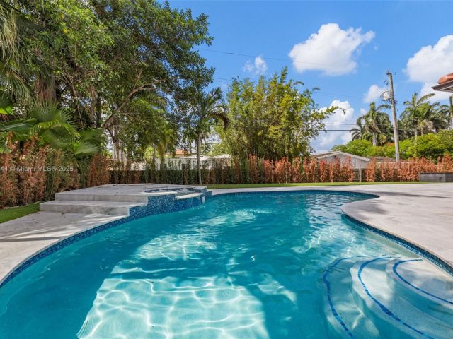 Продажа дома по адресу 1350 Hollywood Blvd - фото 6143543