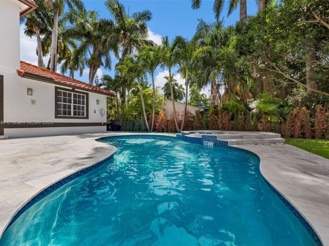 Продажа дома по адресу 1350 Hollywood Blvd - фото 6143544