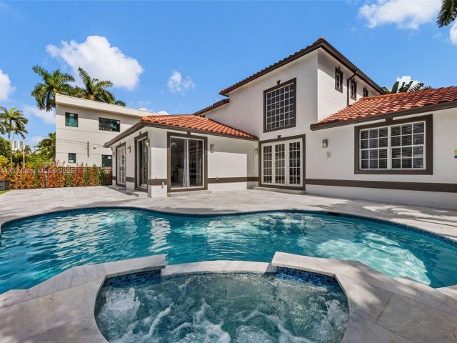 Продажа дома по адресу 1350 Hollywood Blvd - фото 6143545