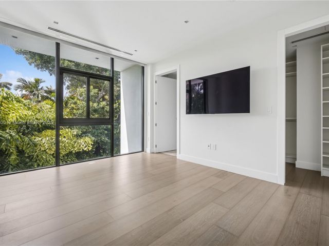 Продажа дома по адресу 420 N Hibiscus Dr - фото 6139412