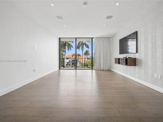 Продажа дома по адресу 420 N Hibiscus Dr - фото 6139416