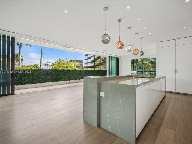 Продажа дома по адресу 420 N Hibiscus Dr - фото 6139422