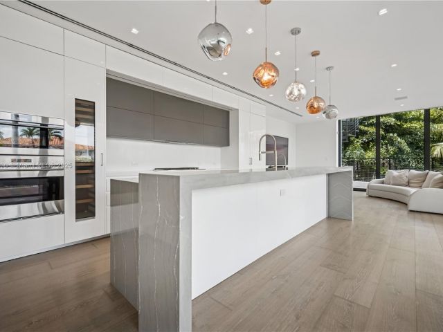 Продажа дома по адресу 420 N Hibiscus Dr - фото 6139423