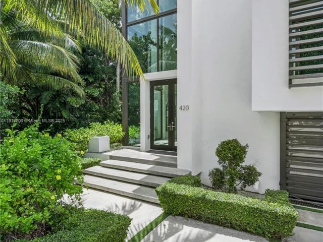 Продажа дома по адресу 420 N Hibiscus Dr - фото 6139426