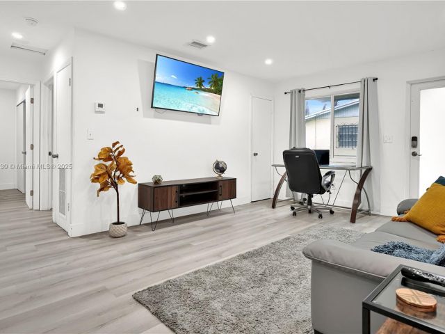 Дом в аренду по адресу 300 NW 82nd Ter - фото 6139901