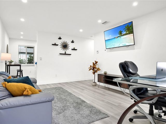 Дом в аренду по адресу 300 NW 82nd Ter - фото 6139902