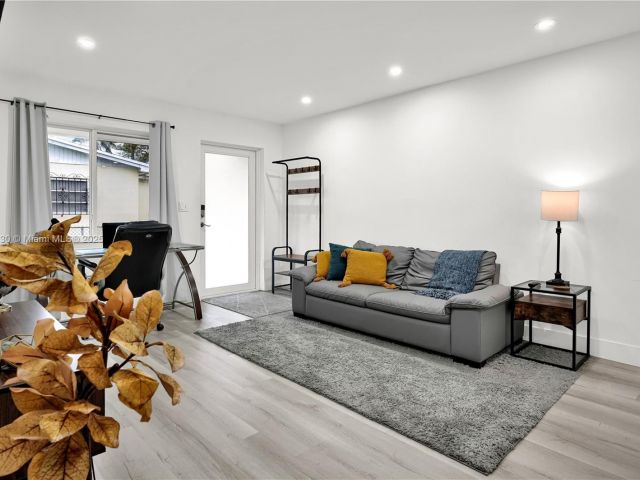 Дом в аренду по адресу 300 NW 82nd Ter - фото 6139903