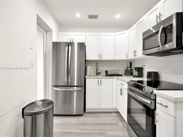 Дом в аренду по адресу 300 NW 82nd Ter - фото 6139905