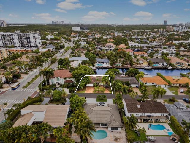 Продажа дома по адресу 3446 NE 168th St - фото 6161207