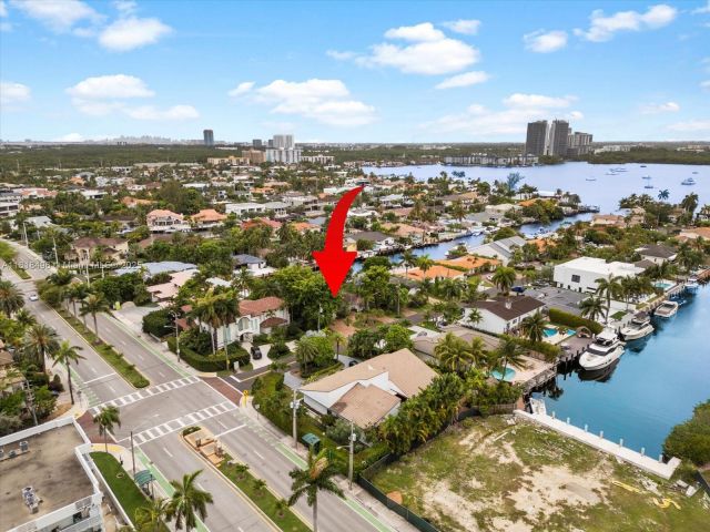 Продажа дома по адресу 3446 NE 168th St - фото 6161208