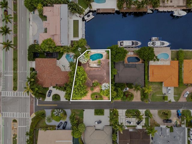 Продажа дома по адресу 3446 NE 168th St - фото 6161210