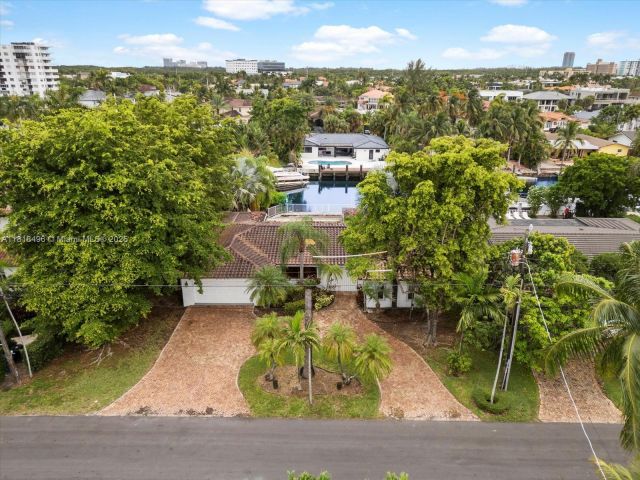 Продажа дома по адресу 3446 NE 168th St - фото 6161214