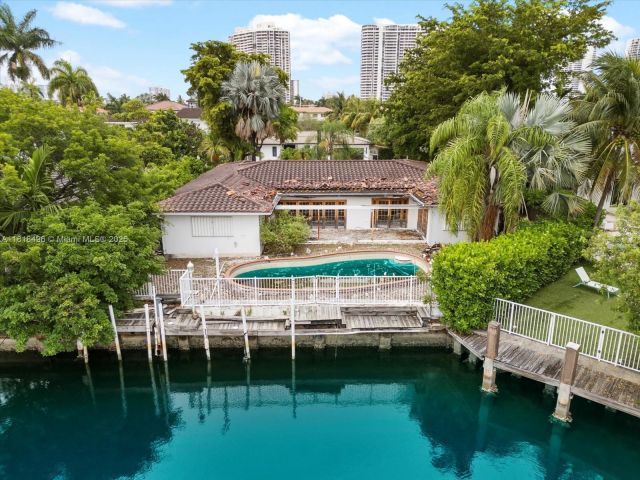 Продажа дома по адресу 3446 NE 168th St - фото 6161215