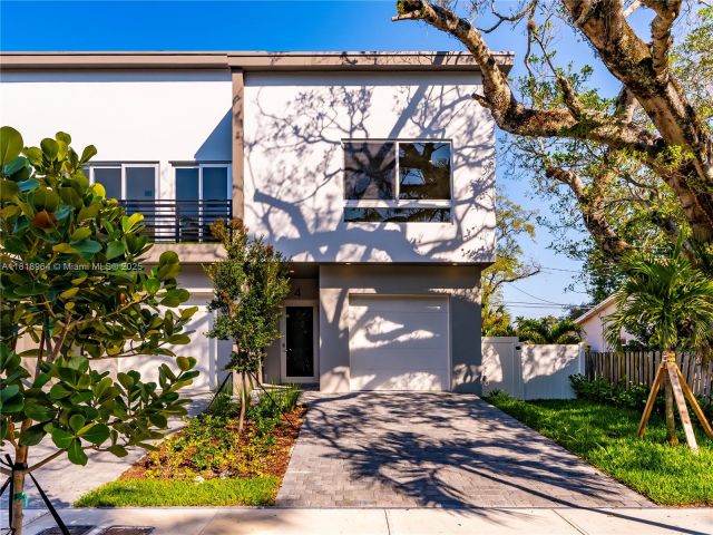 Продажа дома по адресу 1421 SW 24th Ct 1 - фото 6140146