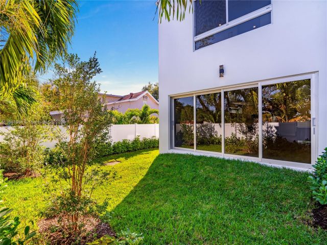 Продажа дома по адресу 1421 SW 24th Ct 1 - фото 6140148