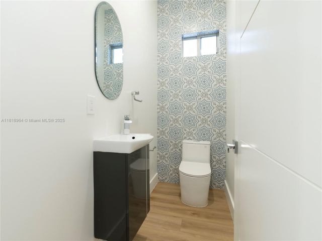 Продажа дома по адресу 1421 SW 24th Ct 1 - фото 6140151