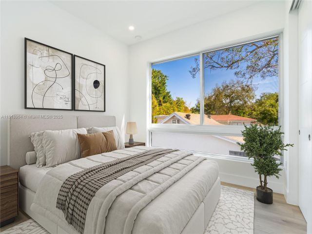 Продажа дома по адресу 1421 SW 24th Ct 1 - фото 6140152